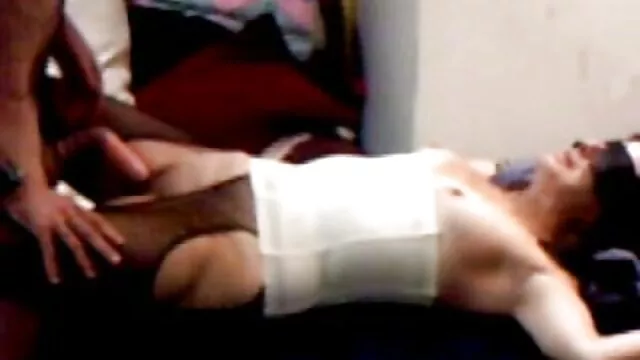 Szőke tini magassarkúban bepisil az élvezettől szőrös punci maszti