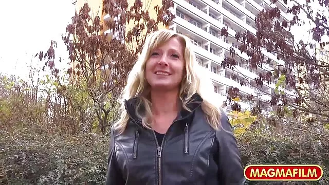 Az ébenfa szajhát, Jenna Foxx-ot keményen megbaszta szőke szőrös pina egy jól felruházott fehér ügyfél