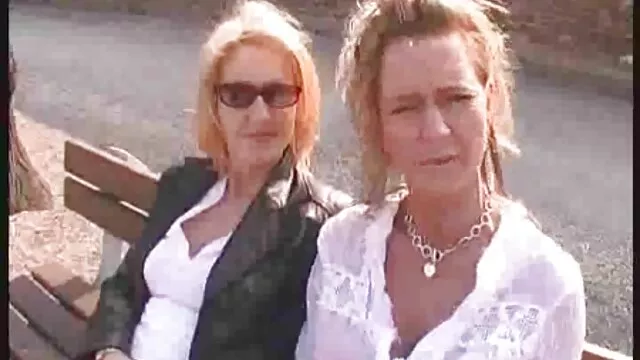 Csinos arcú barna tini Jaclene van szar a torkában fejjel lefelé helyzetben szőrös punci