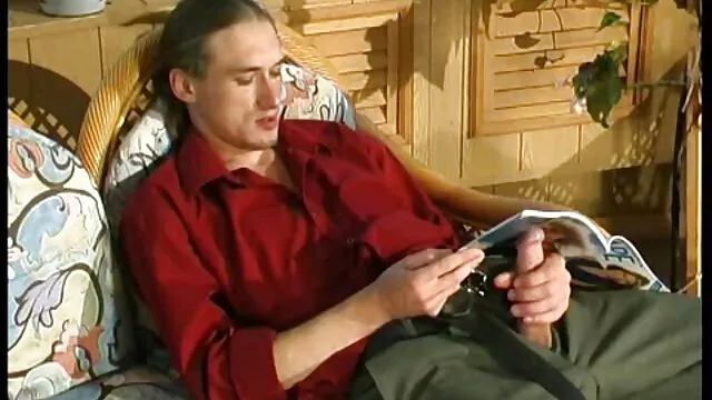 A szőrös punciképek vörös hajú boszorkány, Lola Fae az arca szar a kemény anális szex előtt