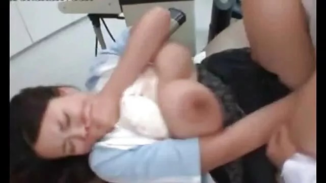 A BBW kurvát hatalmas mellekkel és nagy zsákmánnyal brutálisan bandukolják szoros pina baszasa