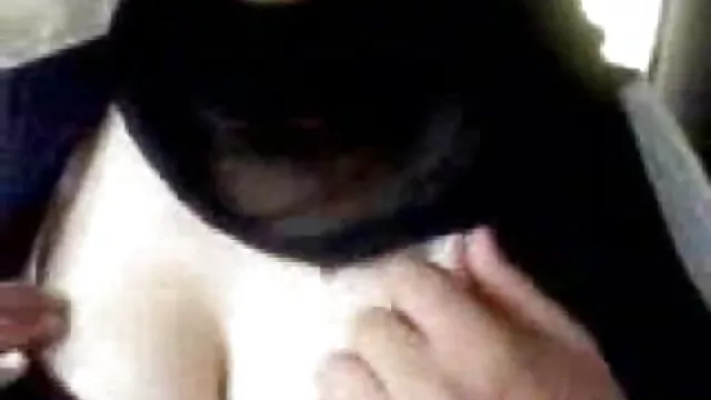 Profi kurva szőrös pina maszti szaftos seggével Roxanne Rae keményen szar a nyilvánosság előtt