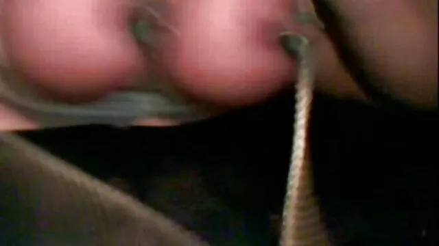 Horny dawg két szőke hajú csavargót baszik szörös pina baszása egyszerre