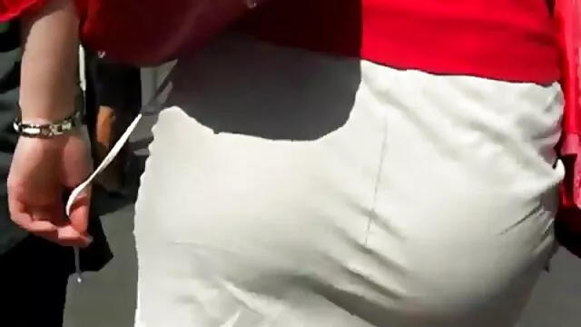 Miután hátulról megütik egy kicsit kövérkés szőke, merev farkat öreg szőrös pinák lovagolni kezd