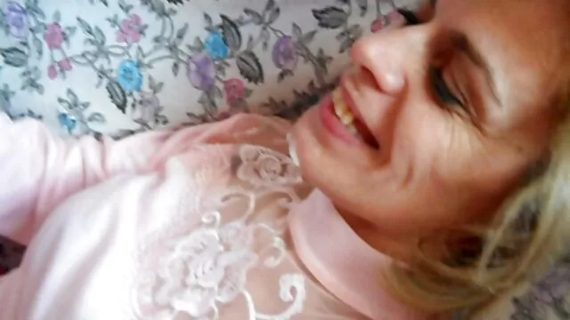 A gyönyörű barna Allison Tyler egy pov-kamerán szar szőrös punci sex