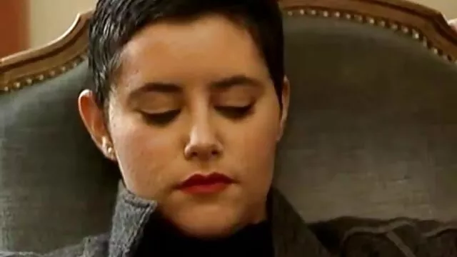 Nagy zsákmányos barna halmozott csaj szőrös nagy szörös pina puncival a régi BBC-n lovagol