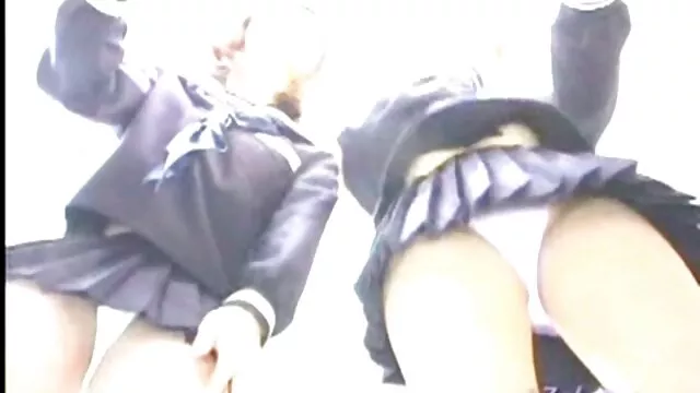 A komplett kurva Jessica Rex megfeszíti a fenekét, és szőrös punci pornó kinyílik