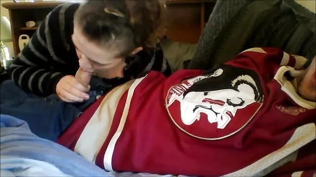 Lujános és fiatal szőrös puncik finom barna lány evett a kanapén