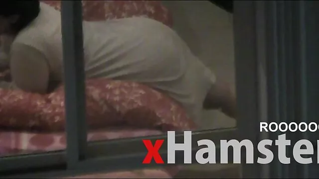 Hosszú hajú latin csaj lenyeli a labdákat, és szőrös pina képek beveszi a kakast az anális barlangjába