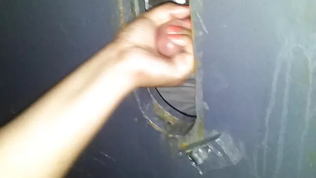 Egyenes hajú, sarkú szőke szőrös érett pinák lány vibrátorral csiszolja a végbélnyílását