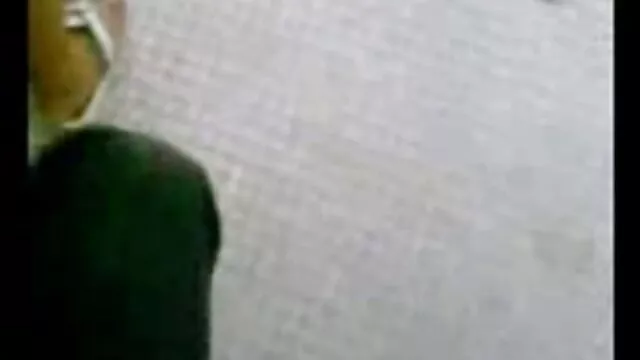 A buzgó aranyos barna egy fasz szopásával van elfoglalva, miközben a többiek táncolnak szoros pinak