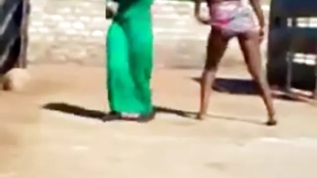 Kanyargós tetovált szőke nerd Carrie kövér kakast fúj a fiatal szőrös pinák POV videón.
