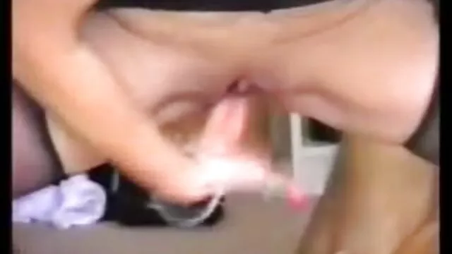 Lábszárú ázsiai modell hálóban, Natasha különféle pózokban kínálja magát szoros pinak