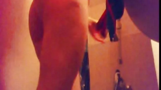 Két szőrös punci dugása fiatal swinger pár piszkos orgiát rendez otthon