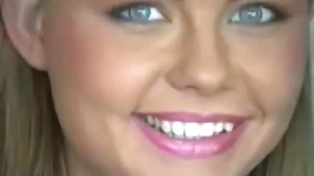 A gyönyörű szörös pina szőke Jada Fire egy vibrátorral maszturbál a zuhany alatt