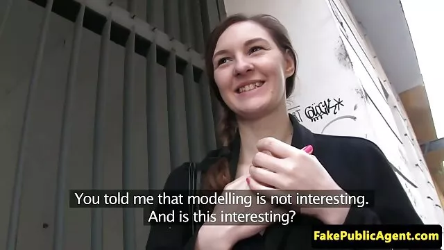 Az édes bokszoló csajszi, Tina Kay oreg szoros pina vetkőzik és játszik a melleivel