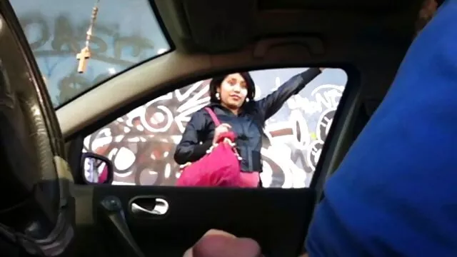 A nyüzsgő menyecske, Dana szőrös pina baszása nyilvánosan demonstrálja ingoványos kis melleit