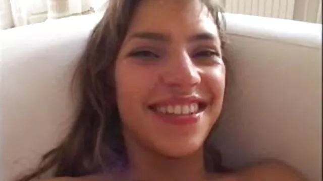 A telhetetlen csávó elbasztja Emma Starletto elbűvölő szőrös pinák dugása barátnőjének krémes csípését