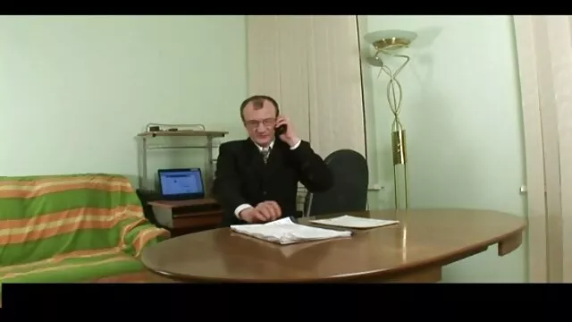 Ez a mellkas tranny a fenék területén van megáldva, és szereti szörös pina a rángatózást