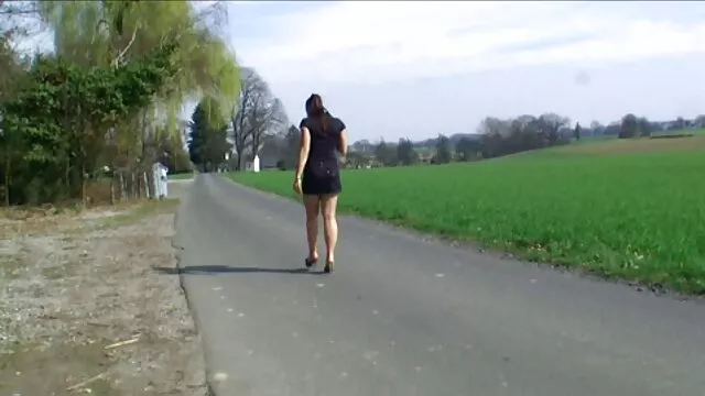 A szextől kiéhezett brit csaj szőrős pina Samantha Bentley piszkos orgiát rendez férjének