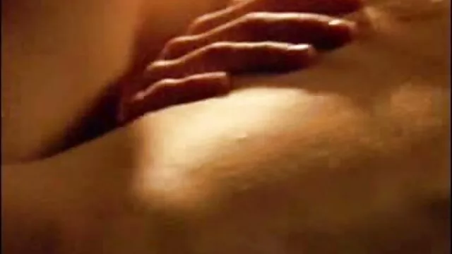 A tönkrement szőke sikket megbasztják, miközben bekötözött hordón fekszik fiatal szőrös puncik a BDSM szexjelenetben