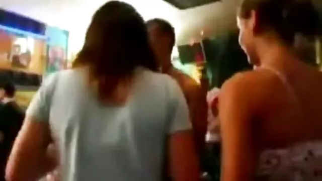 A melles barna Megan Jones szőrös punci képek biciklipumpával fényesíti a hüvelyét