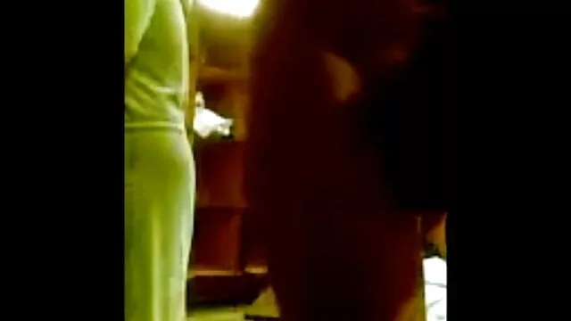 Szexi szőrös punci masszázs ruhában lévő kurva barna maszturbál rózsaszín játék
