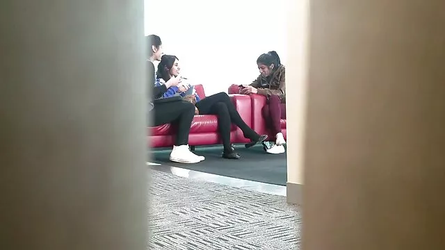 A szőke puma felpattan a húsos rúdra, és hatalmas mellei ugrálnak szörös nuni