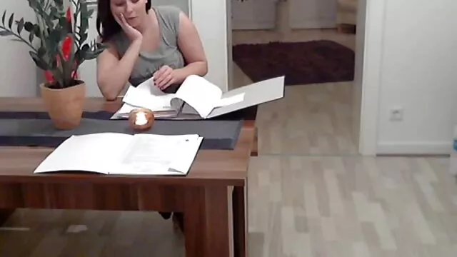 Csúnya barna tini kap neki nagyon szoros puncik puncit szar a kutyus pozícióban