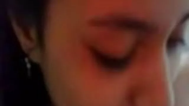 A szemtelen szőke Chrissy Fox szőrös punci pornó arcát szar egy párás vontatómunka előtt