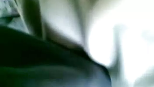 Az egyenes hajú barna teljesen magával ragad, nagy szőrös pinák ha örömére lovagol egy farkat