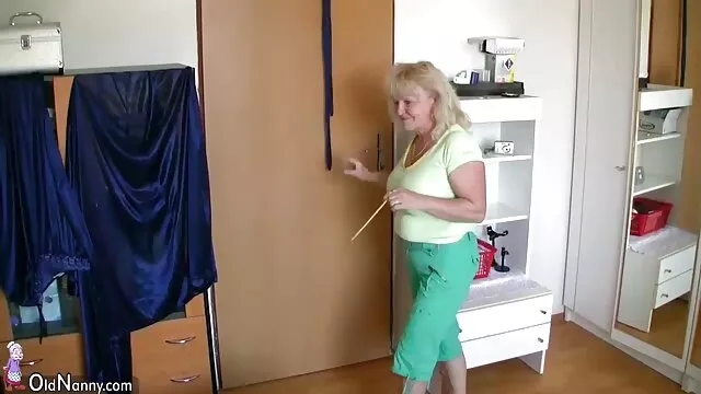 Elbűvölő Kiera nagy, lédús öreg szőrös pina kakasgolyókat szív mélyen