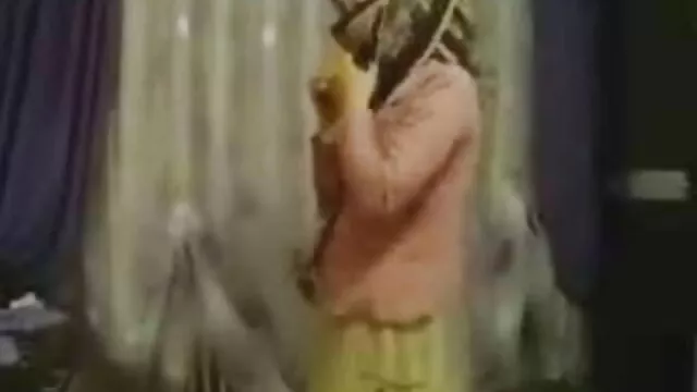 Dögös szőke szőrőspina szobatárs szeretkezik a lépcsőn