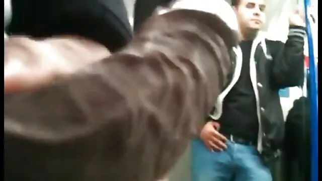 Az érzéki nimfo Judith Fox készen áll arra, hogy egyszerre három merev farka kedvében járjon szőrös pina baszása