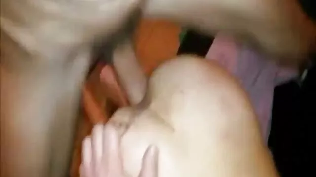 Fiatal amatőr feleség szőrős pinák baszása szemtől szembe lovagol a férje farkán