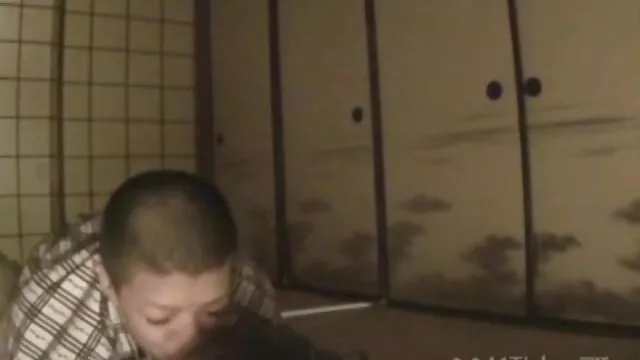 A nyavalyás szőrös pina nagy fasz csajok arcukat megrángatják a durva szar után