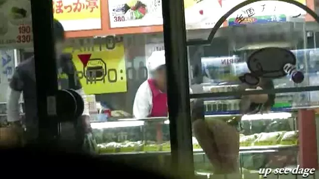 Műpénisz tesztvezetés szőrös pina nagy fasz egy fiatal és szexi barna szép seggével