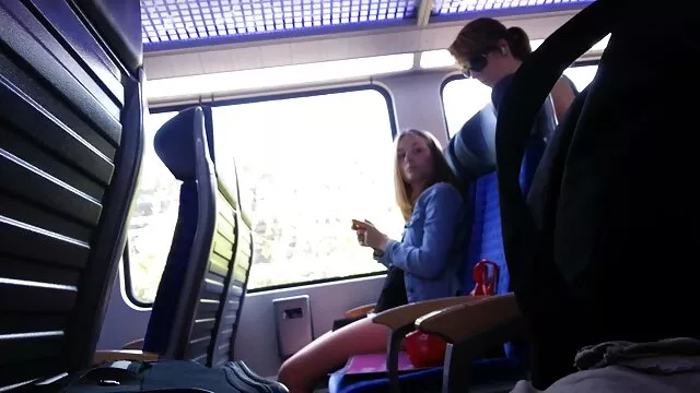 A mocskos kurva Lexi Belle a laza puncijával szőke szőrös pina játszik