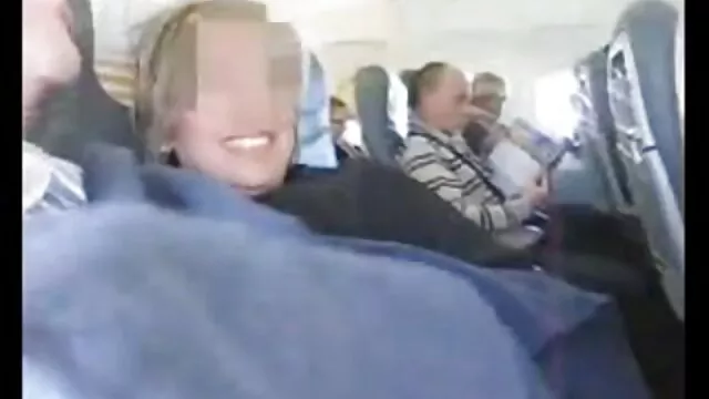 A gyönyörű barna tranny Izabelly egy férfit lovagol a fenekével szörös punci fotok