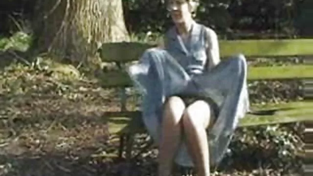 A göndör irodai szoros puncik ribanc, Kayla Louise megmutatja ízletes melleit