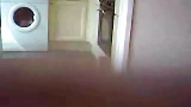 A slampos busty szőröspina csaj Cadence Luxot megkötözte és megbaszott egy brutális férfi