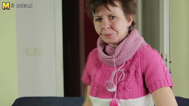 A slampos úszó Sara Jay megmutatja sima szörös puncik fenekét