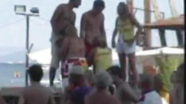 Csúnya csaj, Tania P cuki seggével és lédús szörös pina video mellekkel kötekedik bikiniben