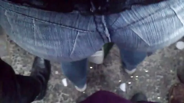 Két dögös szőrös punci úszó játszik a puncijával