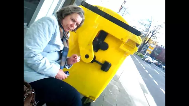 A kurva csaj Savannah Fyre szőrös nuni őrült fajok közötti szexet folytat