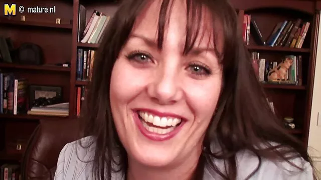 A megereszkedett, nagy mellekkel rendelkező menyecskék szopást adnak, és szemtől szőrös puncik szembe lovagolnak egy nagy farkat