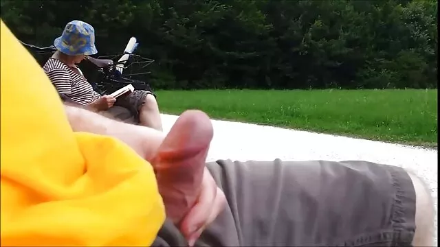 A pajkos leszbikus csaj, Brooke Skye szörös punci videok vibrátorral dugja meg barátnője köcsögét